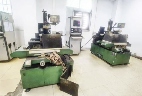 أحدث أخبار الشركة عن ما هي آلة الشرارة CNC؟ مزايا معالجة آلة الشرارة CNC